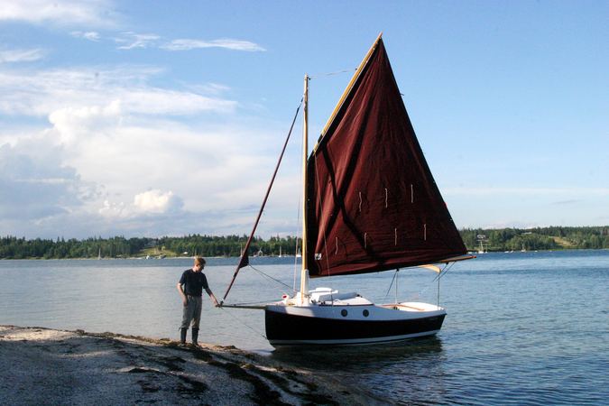 Small yacht made from a kit at home